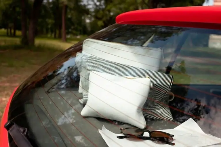 Sousedka mi poradila trik s alobalem a mrazilným sklem – už nikdy nebudu škrábat čelní okno!