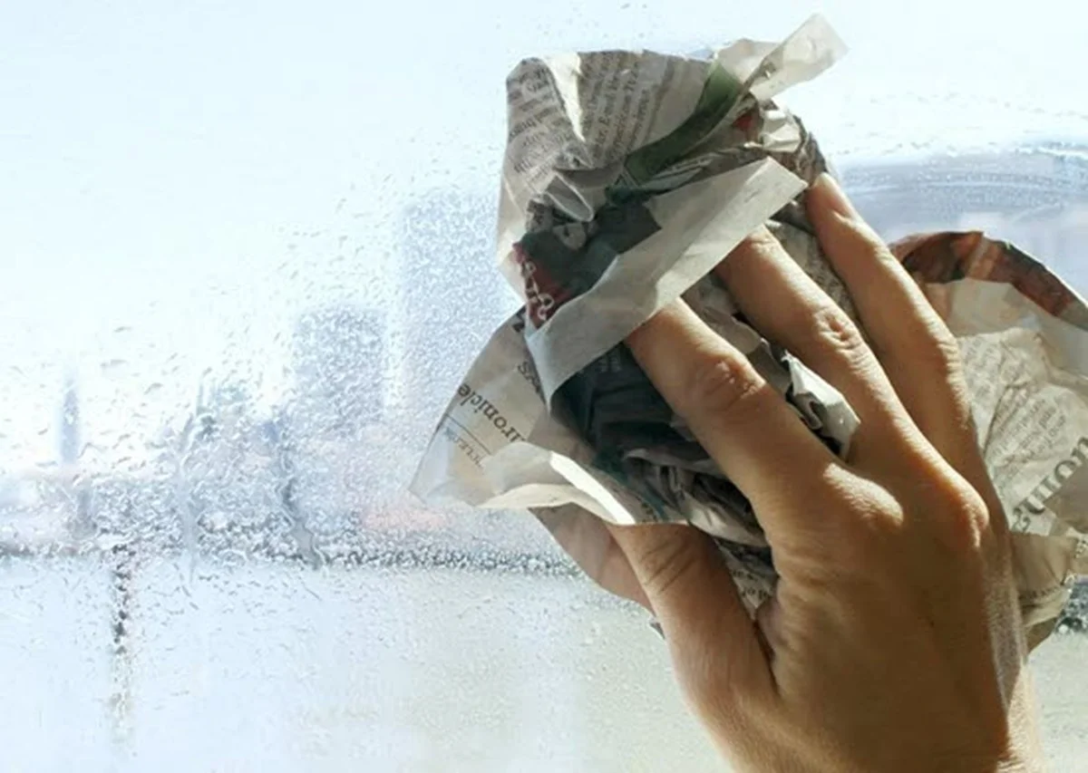 Staré noviny na mytí oken: Proč fungují lépe než moderní čističe - image 1