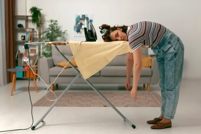 Tento způsob skládání oblečení vám ušetří polovinu místa ve skříni - perfektní před zimními svátky