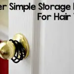 Vlasová gumička kolem dveřní kliky zabrání hlasitému bouchání v noci.