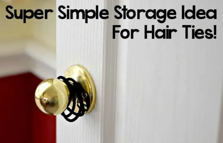 Vlasová gumička kolem dveřní kliky zabrání hlasitému bouchání v noci.