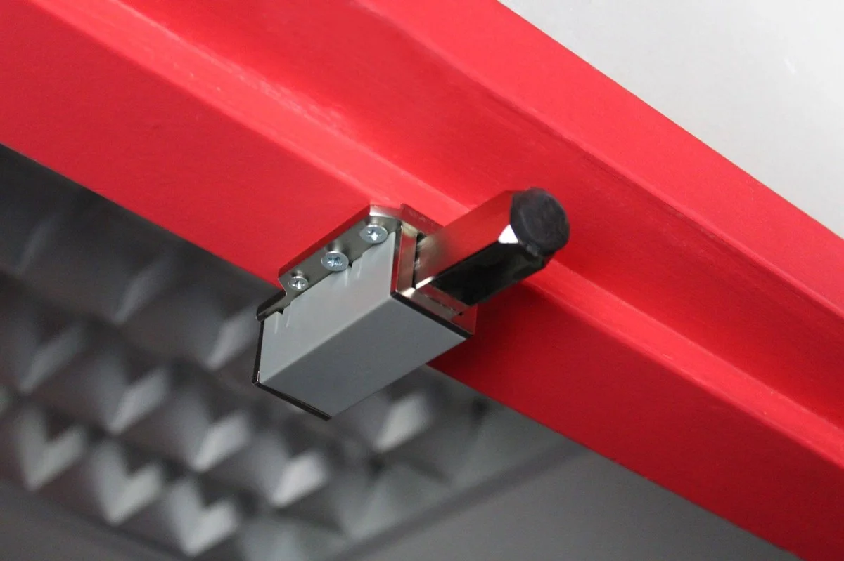 Vlasová gumička kolem dveřní kliky zabrání hlasitému bouchání v noci. - image 2