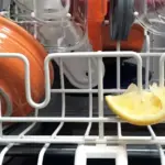 Vložte citronovou kůru do myčky: Efekt po prvním cyklu vás překvapí