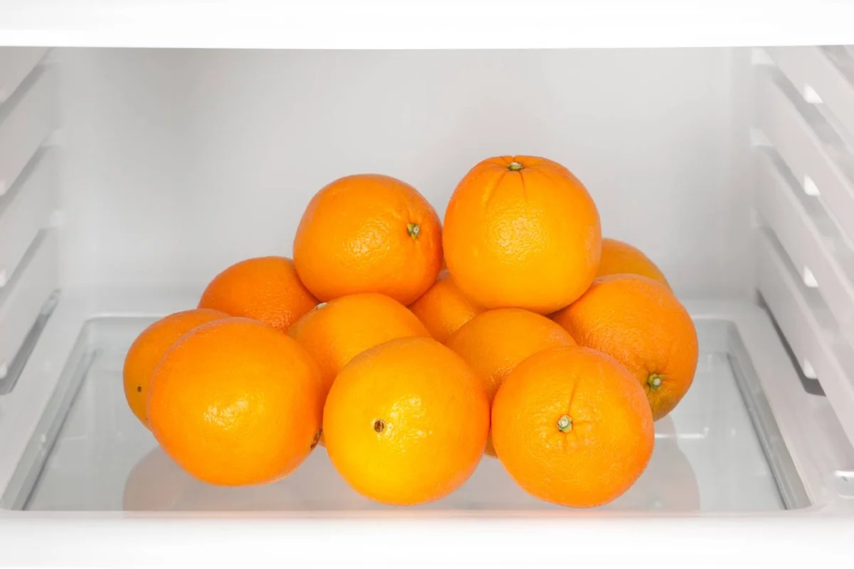 Vložte pomeranč do lednice: Řešení proti pachu, které trvá měsíce