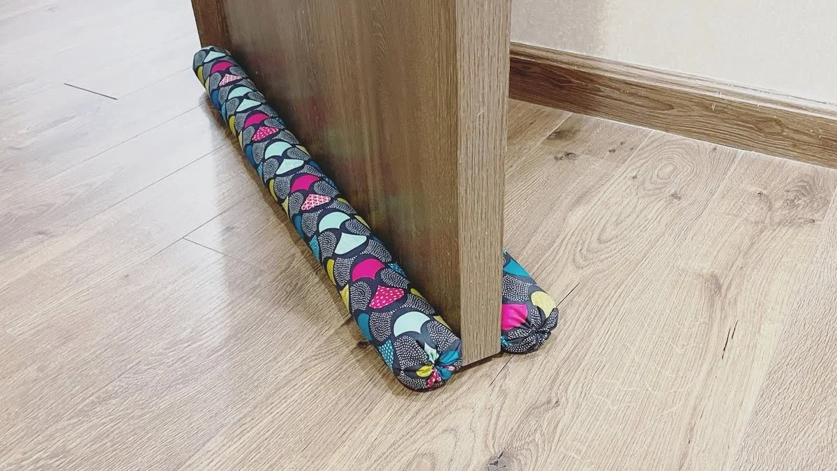 Za 3 minuty vyřešíte průvan pod dveřmi: Proč hradečtí domácí mistři používají staré noviny - image 2