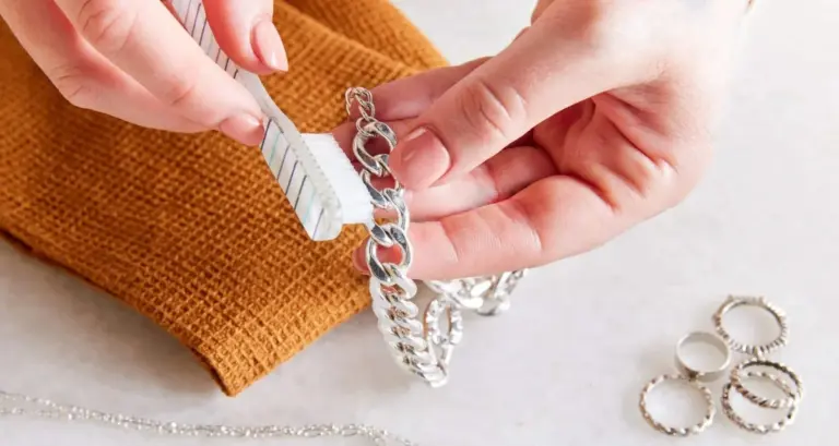 Zubní pasta na stříbrné šperky: Lesknou se jako nové za 5 minut.