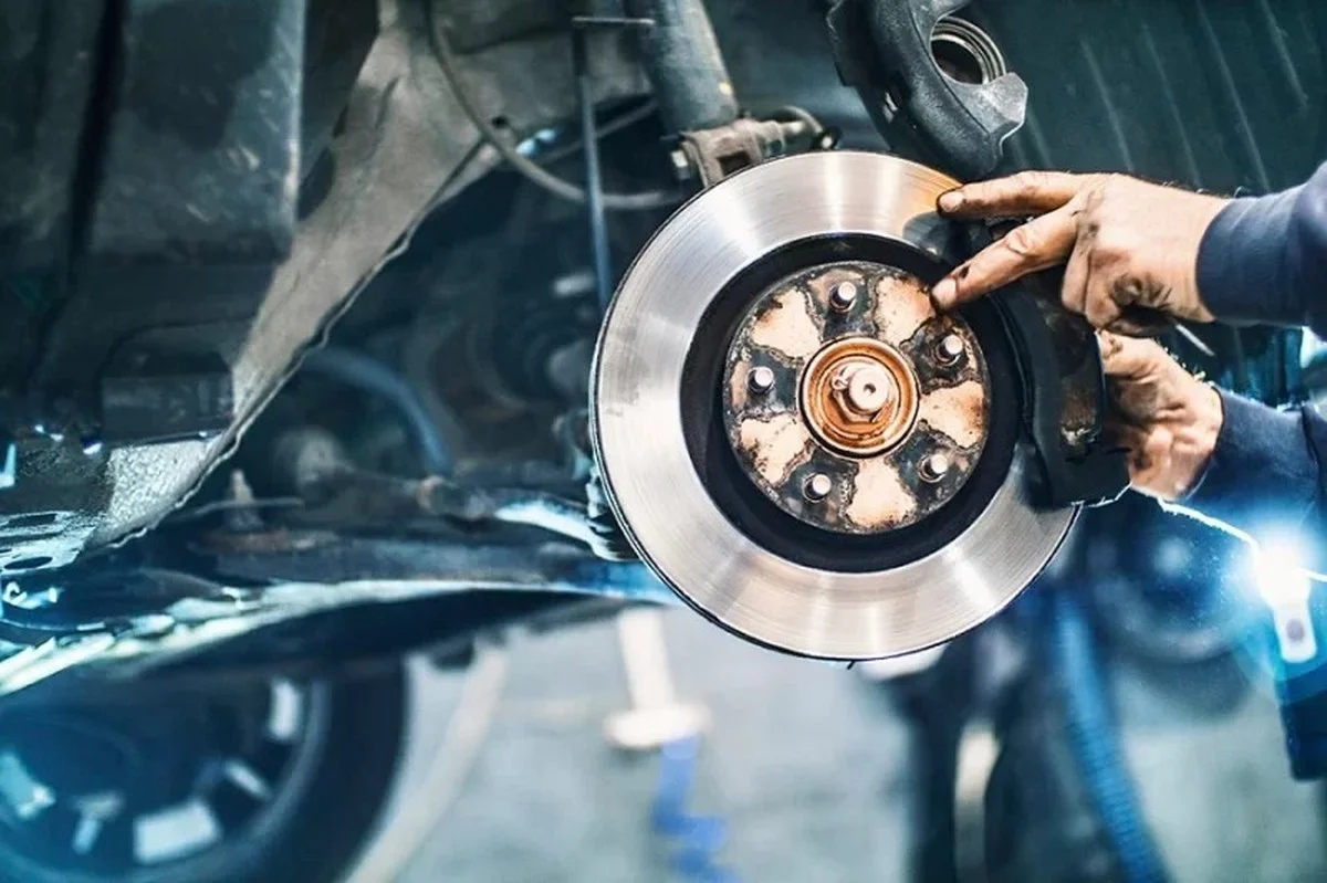 Automechanici prozrazují: jednoduchý trik pro delší životnost brzd.