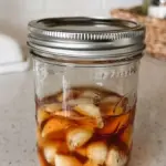 Česnek a med v ponožce? Starý domácí lék, který skutečně funguje.