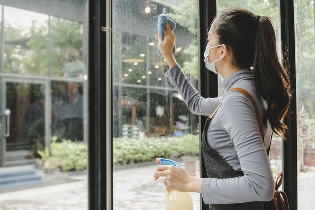 Čistá vodka na okna: Proč profesionálové mají skla bez šmouh