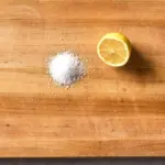 Citron a sůl na dřevěné prkénko? Zapomenutý způsob dezinfekce