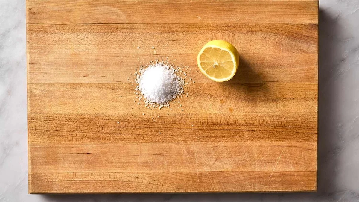 Citron a sůl na dřevěné prkénko? Zapomenutý způsob dezinfekce