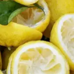 Citronová kůra v mikrovlnce odstraní připáleniny za 3 minuty.