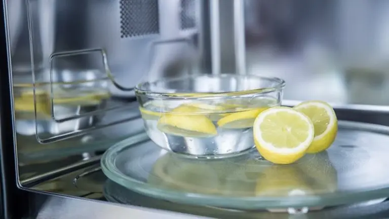 Citronová kůra v mikrovlnce: 2 minuty páry odstraní zaschlé nečistoty