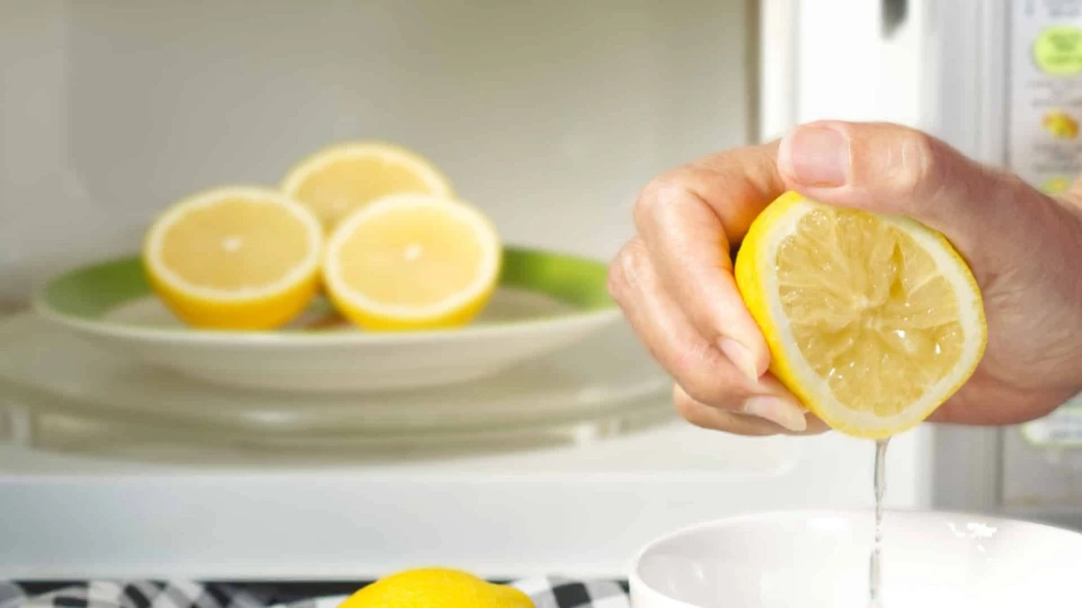 Citronová kůra v mikrovlnce: Jak vyčistit spotřebič za 5 minut - image 1