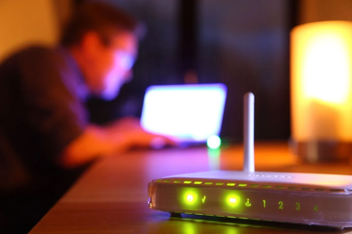 Elektrikáři z ČEZ doporučují: Vypínejte WiFi router na noc ze dvou důležitých důvodů.