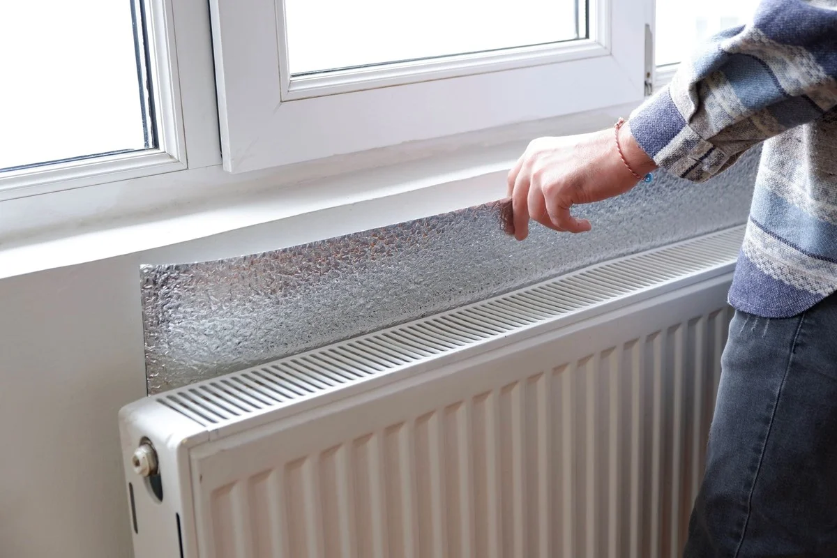 Hliníková fólie za radiátorem: Proč snižuje účty za topení o čtvrtinu