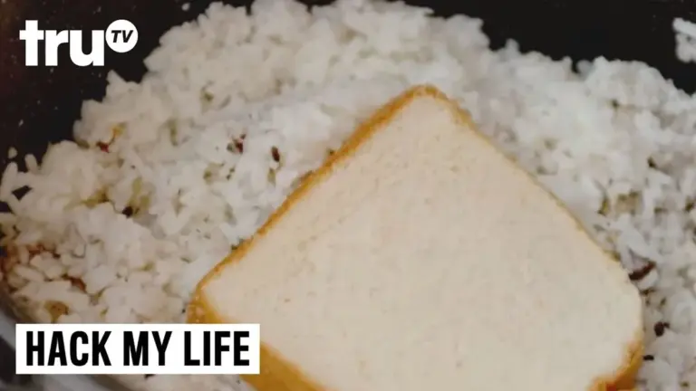 Hoďte kousek chleba do rýže - ušetříte ji před spálením.