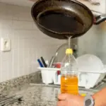 Instalatéři prosí: Nikdy nelijte tento olej do odpadu.