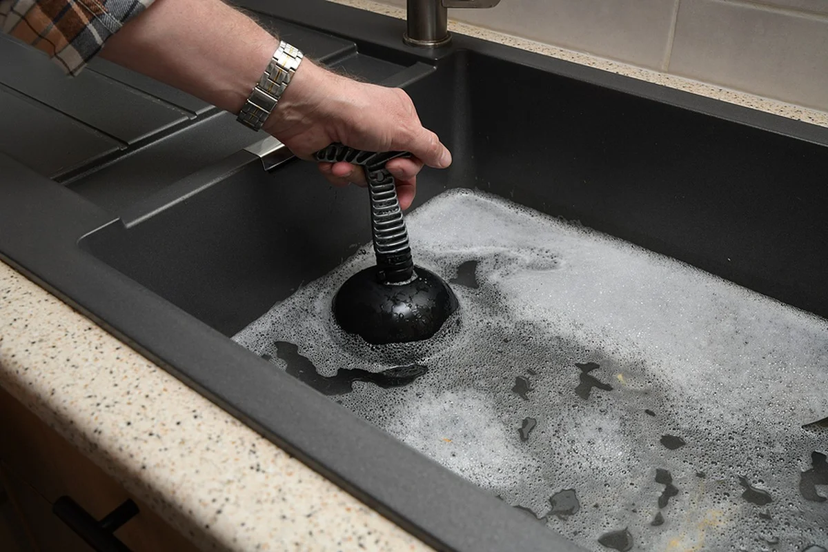 Instalatéři radí: Nikdy nevylévejte horký olej do odpadu - image 2