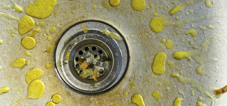 Instalatéři varují: nikdy nevylévejte tento olej do odpadu.