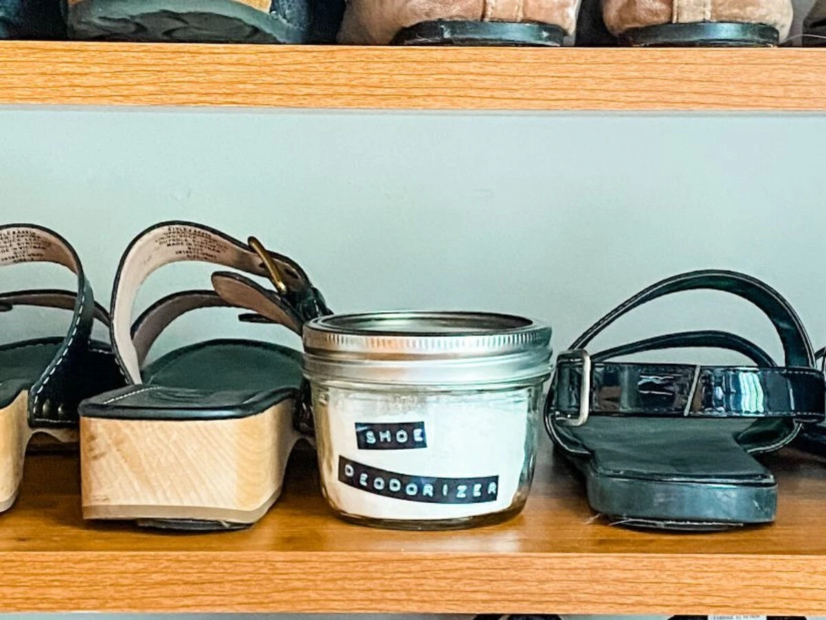 Jedlá soda v botách přes noc: trik pro svěžest bez zápachu. - image 1