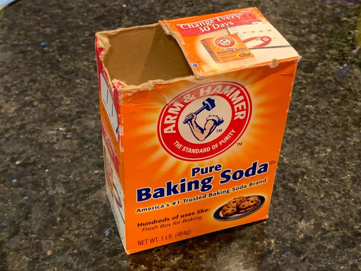 Jedlá soda v lednici: Proč ji profesionálové používají místo osvěžovačů - image 1