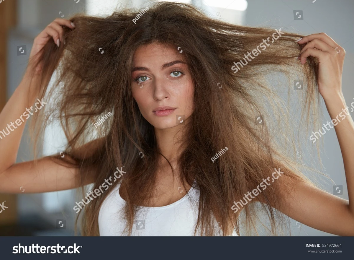 Kadeřníci varují: Tento běžný zvyk ničí vaše vlasy denně. - image 2