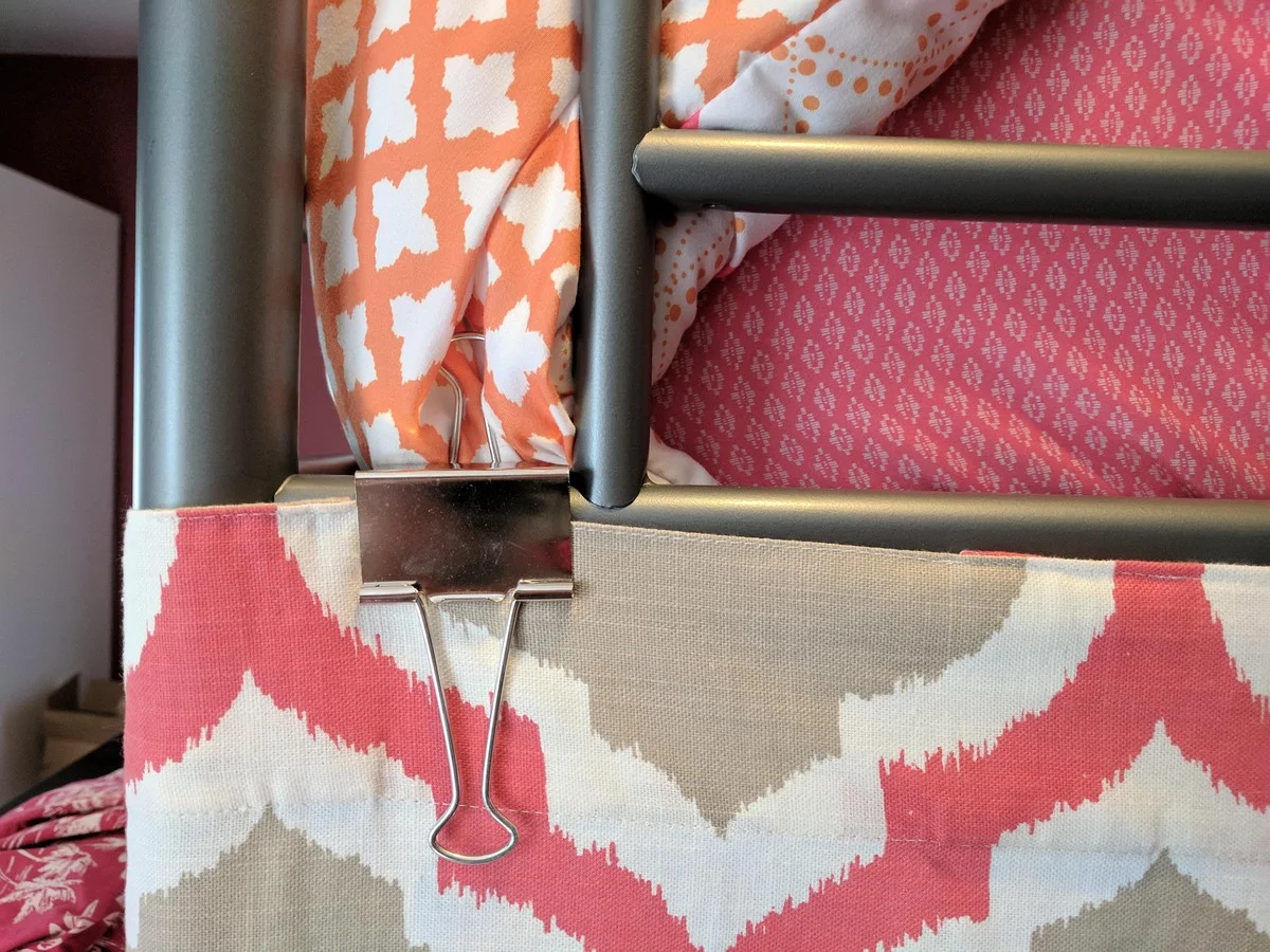 Kancelářské sponky na záclonách: geniální řešení, když stále padají