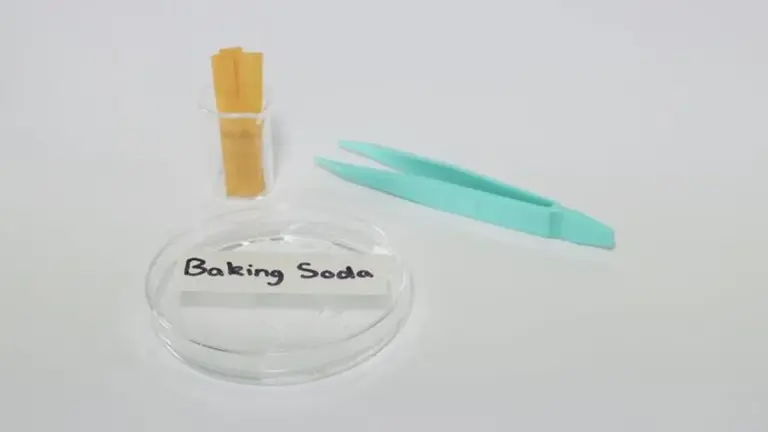 Kancelářské sponky v zásuvce? Trik, který odstraní zápach z ledničky.