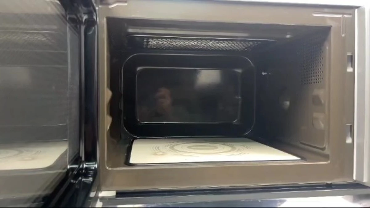 Kastrol s vodou v mikrovlnce: 5-minutový trik pro snadné čištění. - image 1