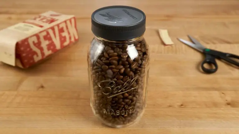 Kávová sedlina v lednici: Přírodní pohlcovač pachů, který stojí haléře