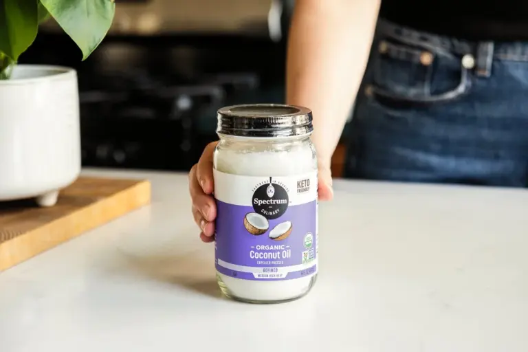 Kokosový olej odstraňuje lepidlo lépe než chemické rozpouštědlo.