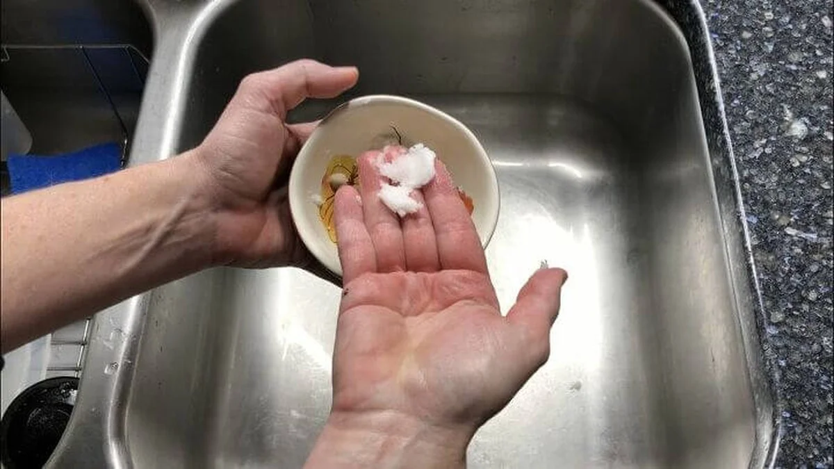 Kokosový olej odstraňuje lepidlo lépe než chemické rozpouštědlo. - image 2