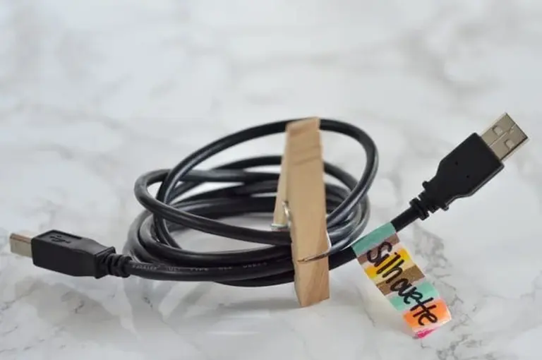 Kolíčky na prádlo jako organizéry kabelů - jednoduchý trik pro pořádek v domácnosti