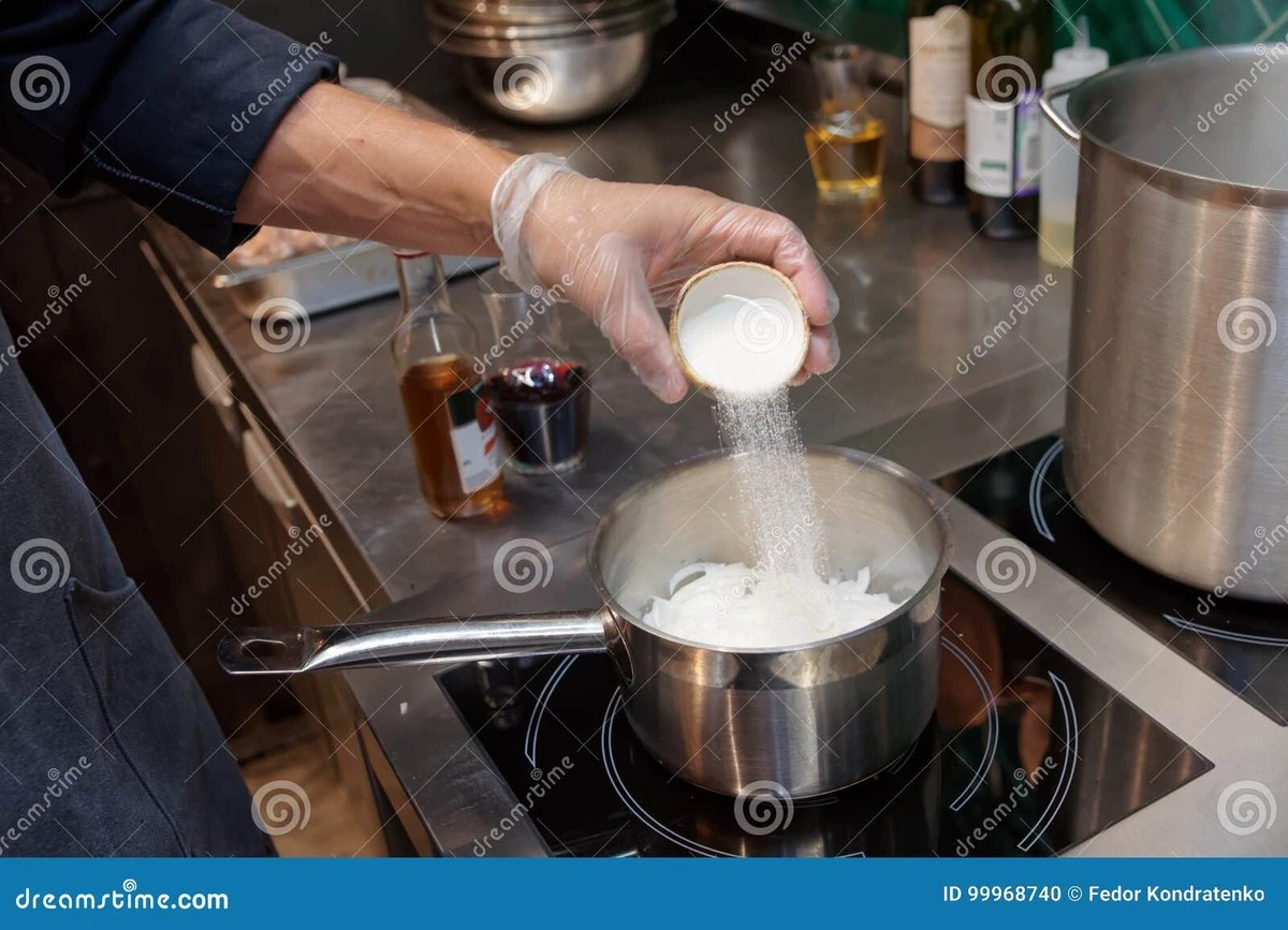 Kuchaři prozrazují: proč vždy přidávají špetku cukru do rajčatové omáčky.