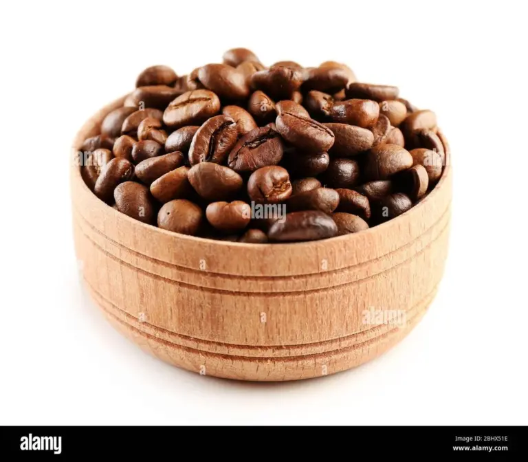 Mletá káva v lednici: Proč absorbuje pachy lépe než běžné osvěžovače.