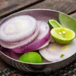 Nakrájená cibule u postele zastaví noční kašel. Věda to potvrzuje.