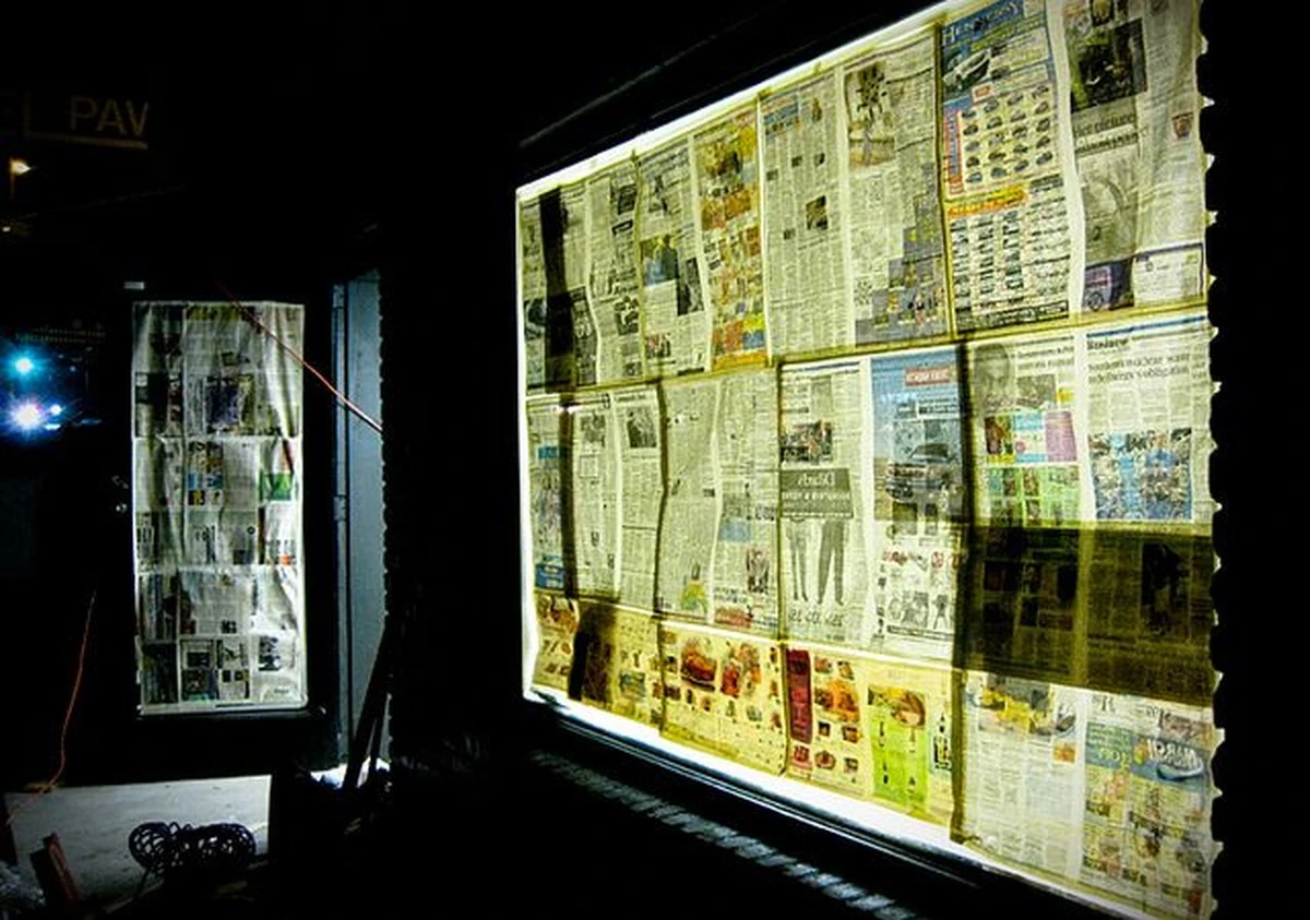 Noviny na oknech v zimě? Proč tento zapomenutý trik šetří až 20% tepla