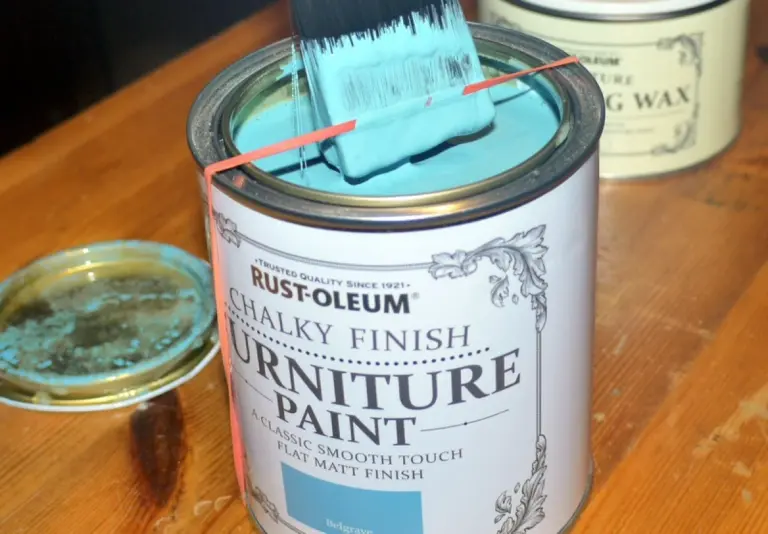 Obyčejná gumička kolem plechovky s barvou: Trik profesionálů proti nepořádku