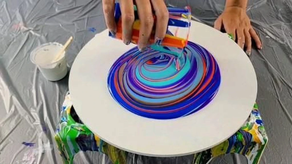 Obyčejná gumička kolem plechovky s barvou: Trik profesionálů proti nepořádku - image 2