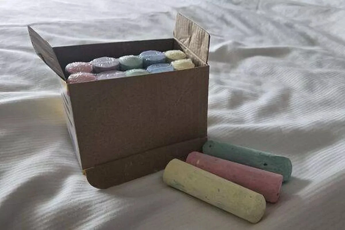 Obyčejná křída pod postelí? Starý trik proti vlhkosti, který skutečně funguje