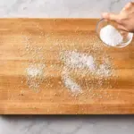 Obyčejná sůl na řezné prkénko? Trik našich babiček proti bakteriím.