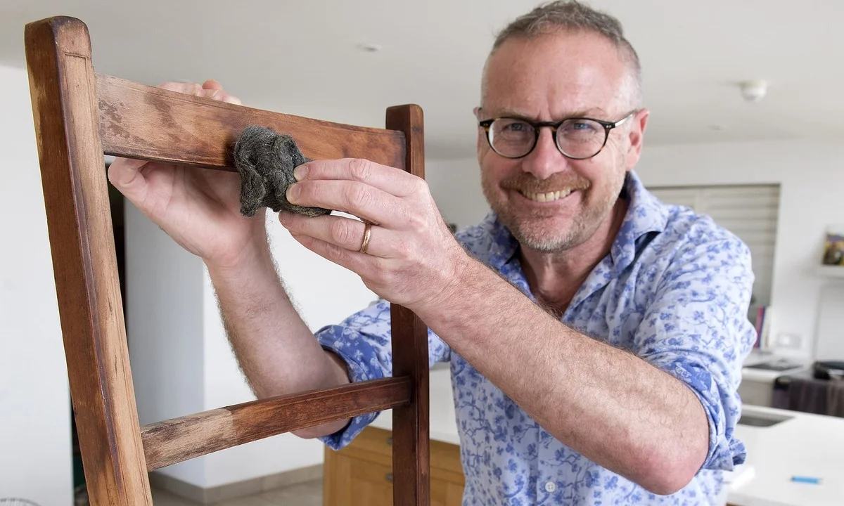 Obyčejná zubní pasta na rýhy v nábytku: Trik, který vám ušetří renovaci.