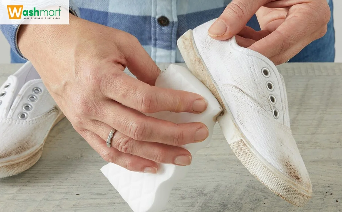 Obyčejná zubní pasta odstraní zažloutlé skvrny z bílých tenisek během minut. - image 2