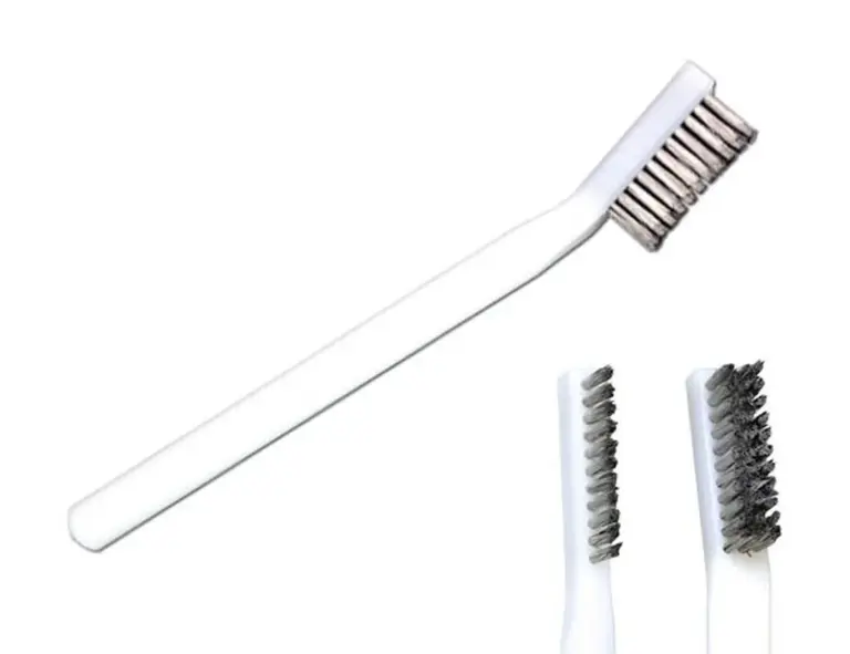 Obyčejný kartáček na zuby odstraní šmouhy z nerezové oceli