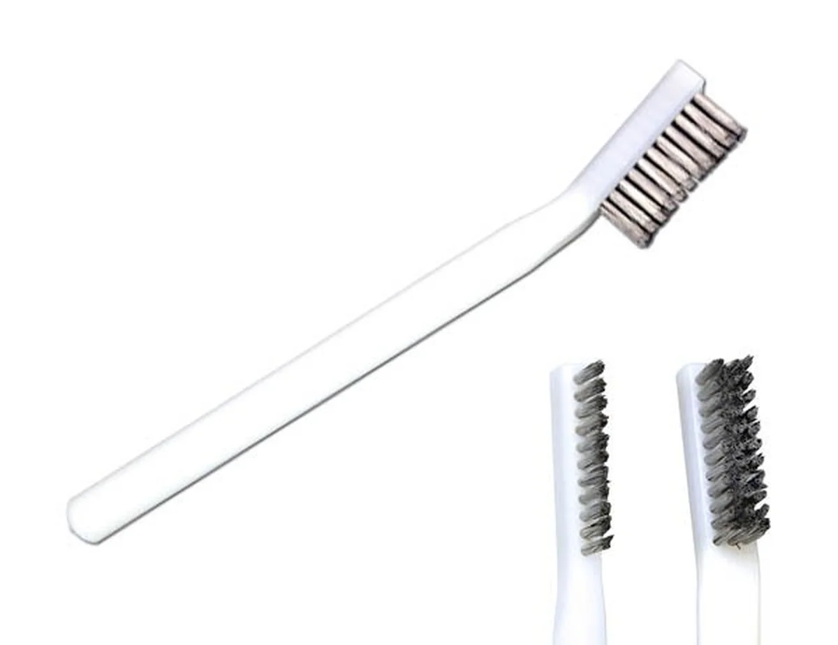 Obyčejný kartáček na zuby odstraní šmouhy z nerezové oceli