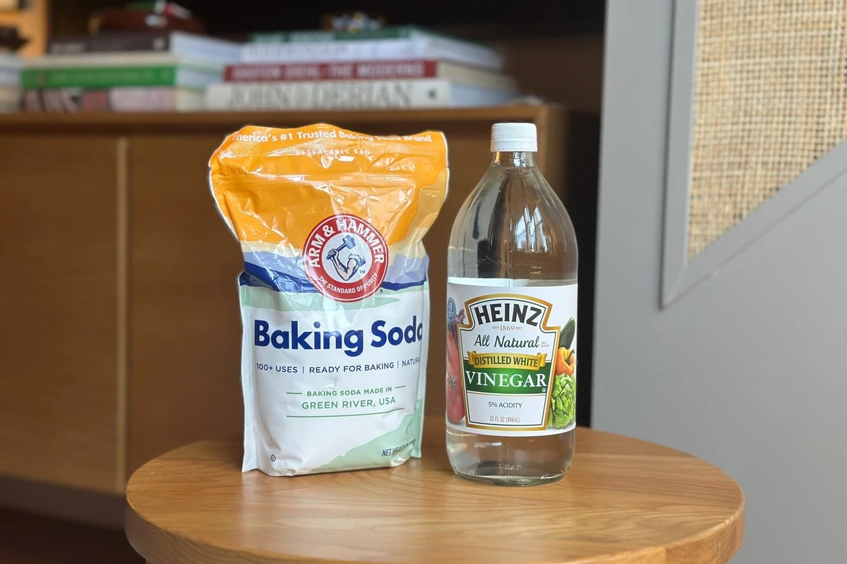 Ocet a jedlá soda na varné desce: Čistí lépe než drahé prostředky.