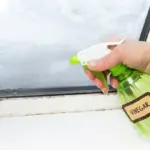 Ocet a pečicí papír na okna: zimní trik pro dokonalou průhlednost