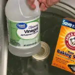 Ocet na vodní kámen: Jak tento kuchyňský pomocník zachrání vaši pračku