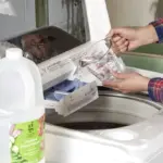 Ocet v pračce: Proč je lepší než drahé aviváže.